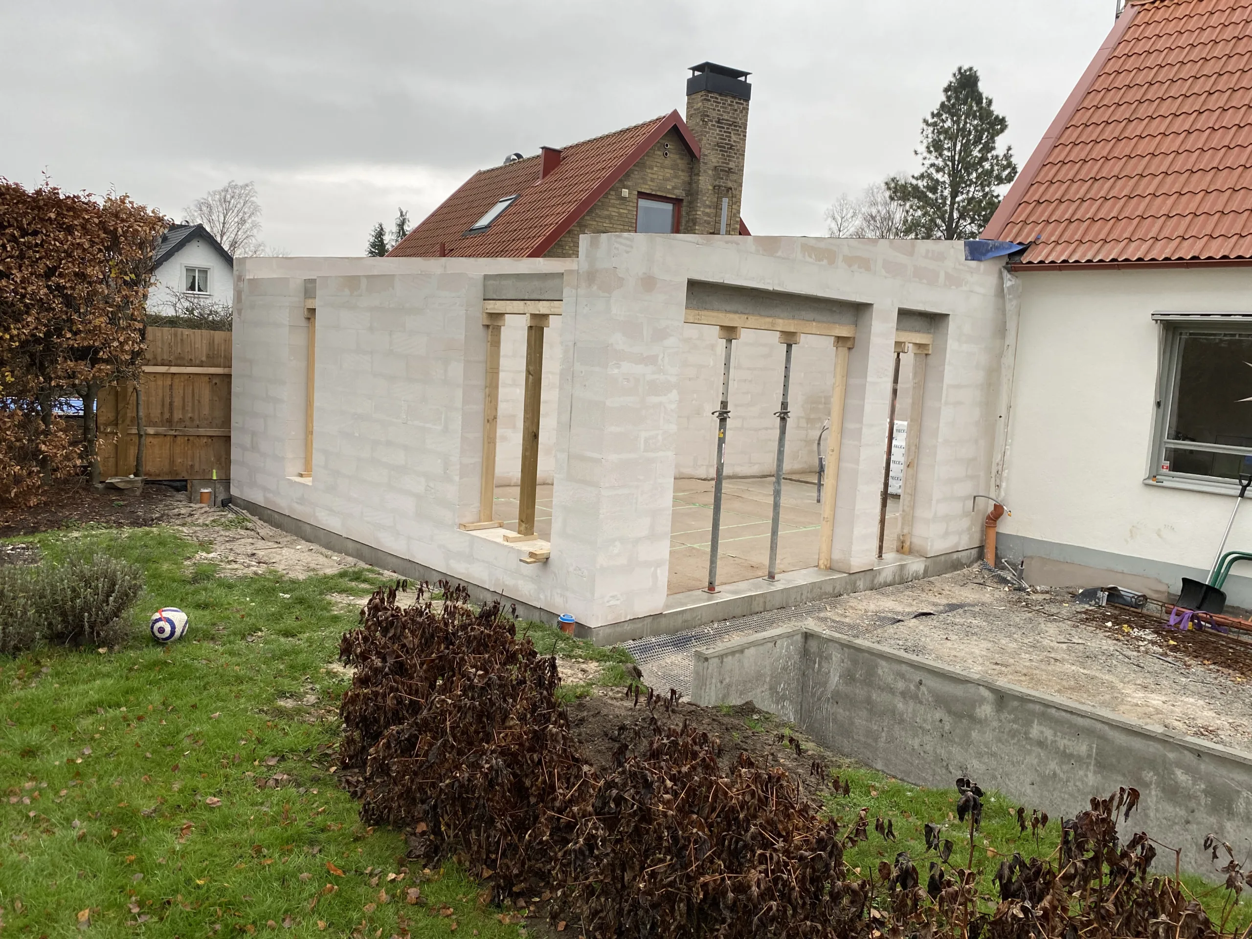 Stomme till tillbyggnad intill befintlig villa