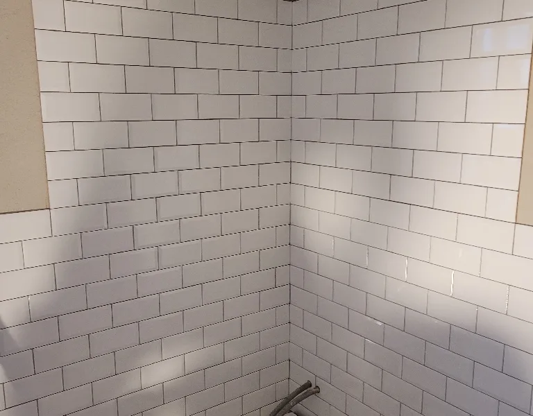 Nykaklad vägg under pågående badrumsrenovering