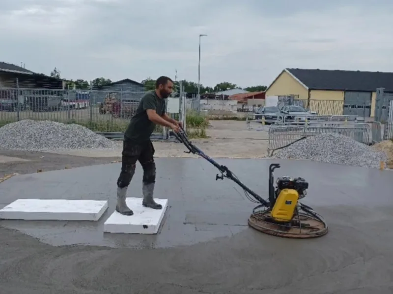 Hantverkare från Herex glättar betongplatta med glättmaskin