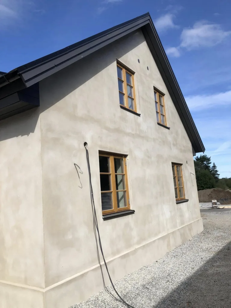 Nyputsad gavel på villa med träfönster
