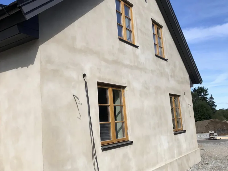 Nyputsad gavel på villa med träfönster