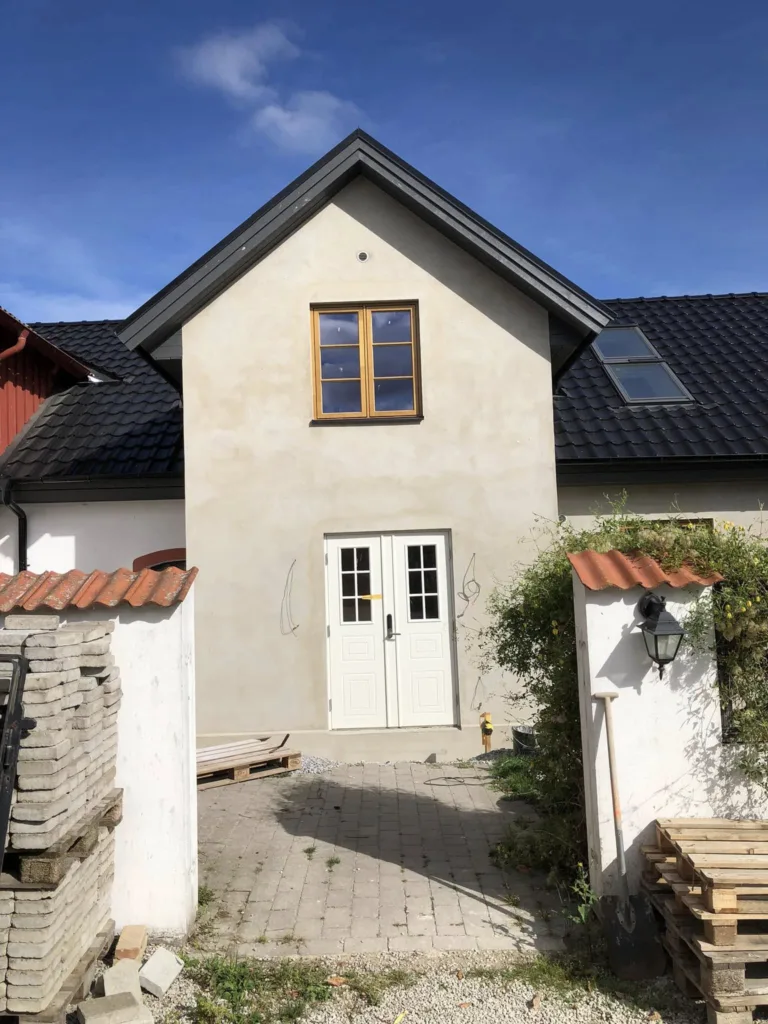 Putsarbete på villa – nyputsad gavel och entré