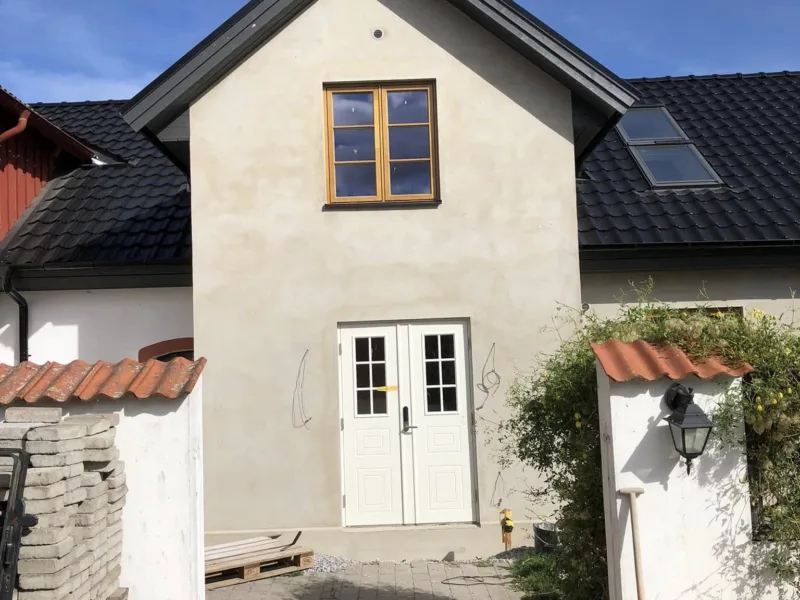Putsarbete på villa – nyputsad gavel och entré