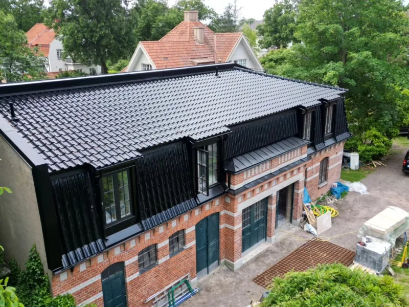 Nytt svart tak på tegelhus, drönarbild